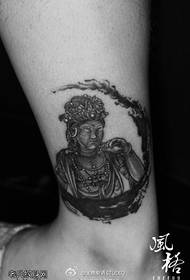 I tatuaggi del Buddha del piede sono condivisi dai tatuaggi I tatuaggi del Sole 49816-Foot Totem sono condivisi dalla Sala dei tatuaggi