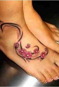 flickor fötter vackra vinröd röd blomma tatuering mönster bild