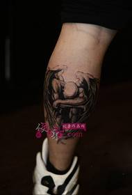 Immagine tatuaggio europeo nero grigio angelo gambo