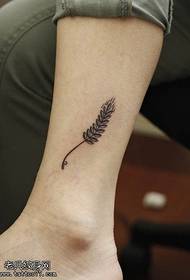 μικρό φρέσκο πόδι Maiman τοτέμ μοτίβο τατουάζ