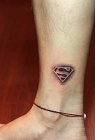 patrón de tatuaje de logo de superman tobillo