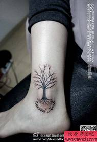 Populární vzor tetování malých stromů u kotníků dívek