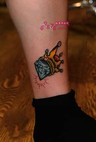 Imagens criativas de tatuagem de coroa de diamante no tornozelo