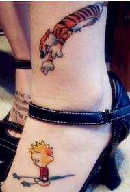 immagine femminile del tatuaggio del personaggio dei cartoni animati di colore sveglio del piede femminile