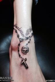 slika ženskega osebnosti gleženj križ lobanje tatoo