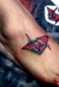 červený papierový žeriav tetovanie vzor