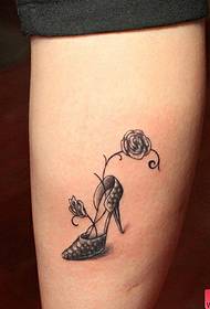 візерунок татуювання на високих підборах на нозі