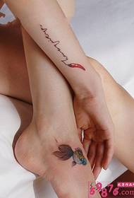 Wêneya Tattoo ya Zêrîn a Little Little Goldfish û Chili Fashion