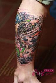 imagen tradicional del tatuaje de la pantorrilla del calamar