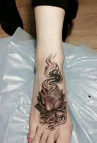 cailíní instep faisean patrún tattoo álainn Lotus chun taitneamh a bhaint as an pictiúr