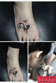여자의 발등 귀여운 귀여운 고양이 문신 패턴