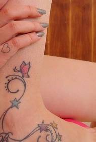 Модна секси жена татуировка със звездна верига