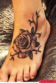 Tattoo show նկարը Առաջարկեք վարդի դաջվածքների օրինակին