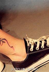 Uzorak za tetovažu slova lotosa u boji stopala