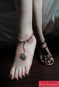 절묘한 크라운 발목 문신 패턴에서 인기있는 여자 발