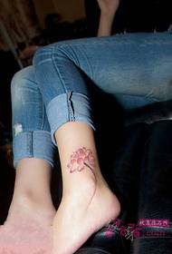 сладък малък лотос мода глезена татуировка снимка