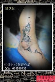 tyttö Kaunis totemviiniköynnösten tatuointikuvio, joka on suosittu nilkassa