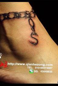 an anklet tattoo pattern that is popular in girls' anklets