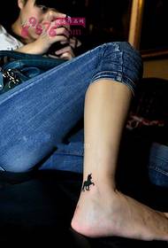 kız basit tek boynuzlu at dövme resmi