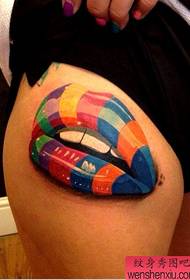 un sexy tatuaggio con impronta labbra sulla coscia