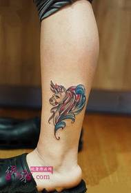 Immagine creativa del tatuaggio della caviglia dell'unicorno