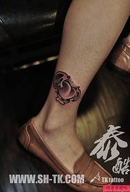 modello del tatuaggio del cuore rosso del fumetto del piede