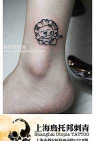 i-ankle yamantombazana kwiphethini ye tattoo yengonyama encinci