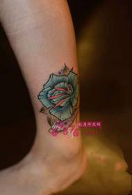 foto di tatuaggio alla caviglia creativa rosa blu