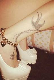여자 발 제비 목걸이 아름다운 문신 패턴 사진 그림
