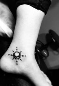 L'immagine del modello del tatuaggio della bussola del cranio del piede