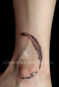 女孩腳踝上的纖巧美麗羽毛紋身圖案