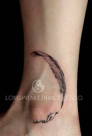 Modello di tatuaggio piuma sottile e bella sulla caviglia della ragazza