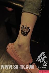 woman foot personality crown tattoo pattern
