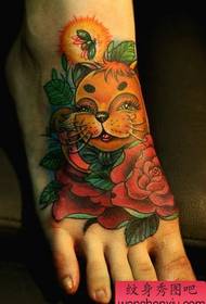un motif de tatouage rose chat chanceux sur le cou-de-pied de la fille