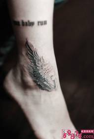 foto del tatuaggio sul collo del piede di piccole ali fresche