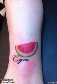 modello tatuaggio color anguria alla caviglia