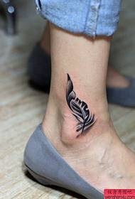 Fotografia e shfaqjes së tatuazheve rekomandojë një model tatuazhesh me pendë kyçin e këmbës