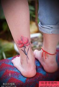 image de tatouage cheville coquelicots femme