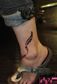 piccola foto di tatuaggio piuma fresca del piede
