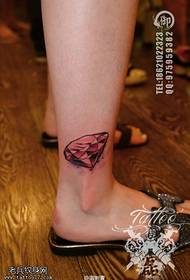 работи тетоважа на дијамант во боја на глуждот на жената