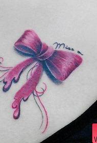 a Modello di tatuaggio con fiocco color petto di una donna