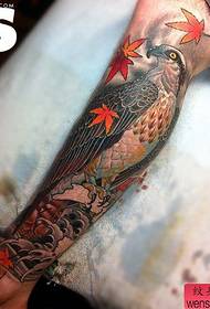 pie Un trabajo creativo de tatuaje de águila