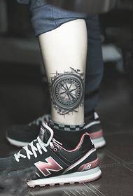 foto tatuaggio caviglia retrò bussola
