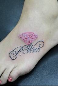 dibuix de tatuatge de diamants en color de peu femení