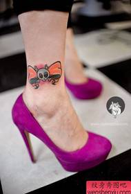 ankle ຂອງເດັກຍິງທີ່ຮູບແບບ tattoo bow ຂະຫນາດນ້ອຍແລະ exquisite
