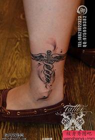 tetoválás figura ajánlott egy nő boka kereszt szárnyakkal tetoválás működik