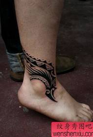 Tattoo show bar anbefaler et tatoveringsmønster som passer til ankelen