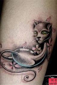 travail de tatouage de chat de jambe