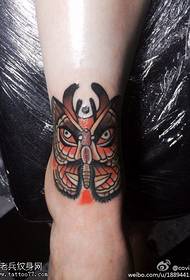 Modello di tatuaggio a farfalla sul collo del collo color occhio