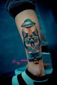 photo de tatouage créatif soucoupe volante et cheville de chien